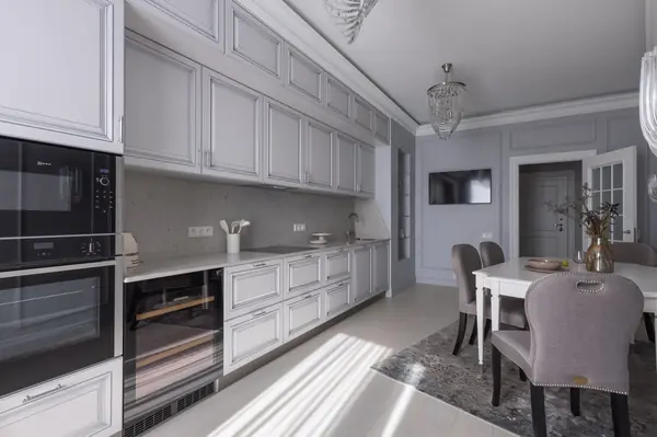 Четырехкомнатная квартира в стиле неоклассика 164 м2