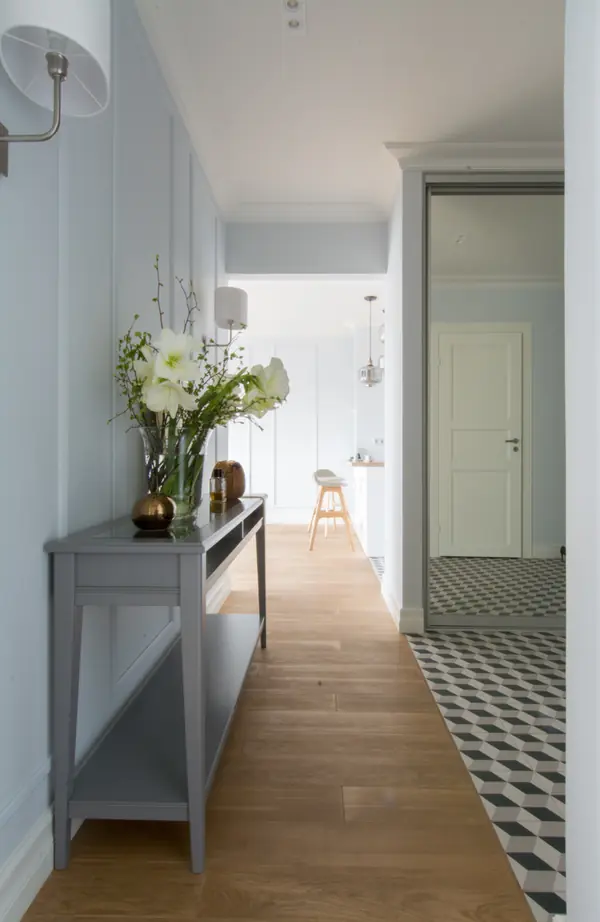 Легкая квартира с темной спальней