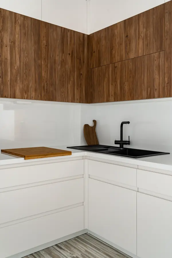 Белая кухня на которой есть газ