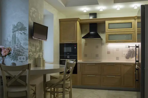 Городская кухня с лесным пейзажем