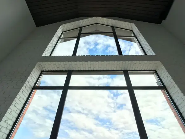 Декоративный кирпич БауЭко Bianko в интерьере гостиной