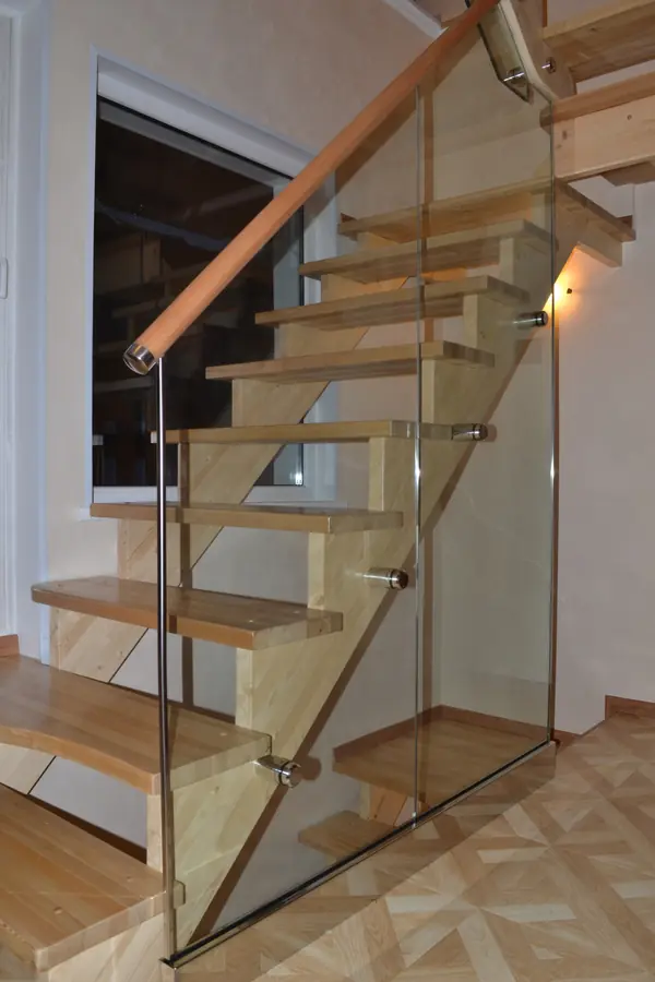 Перила из нержавеющей стали  стекла и дерева