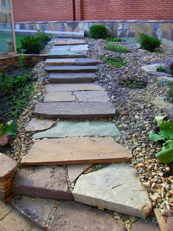Каменные площадки и дорожки
