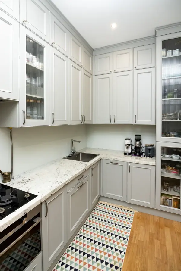 Светло-серая кухня в классическом стиле