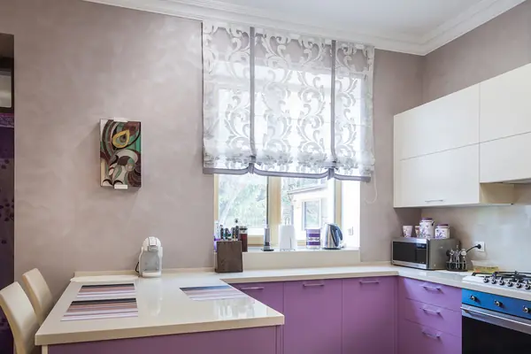 Столовая-гостиная в сиреневым акцентом