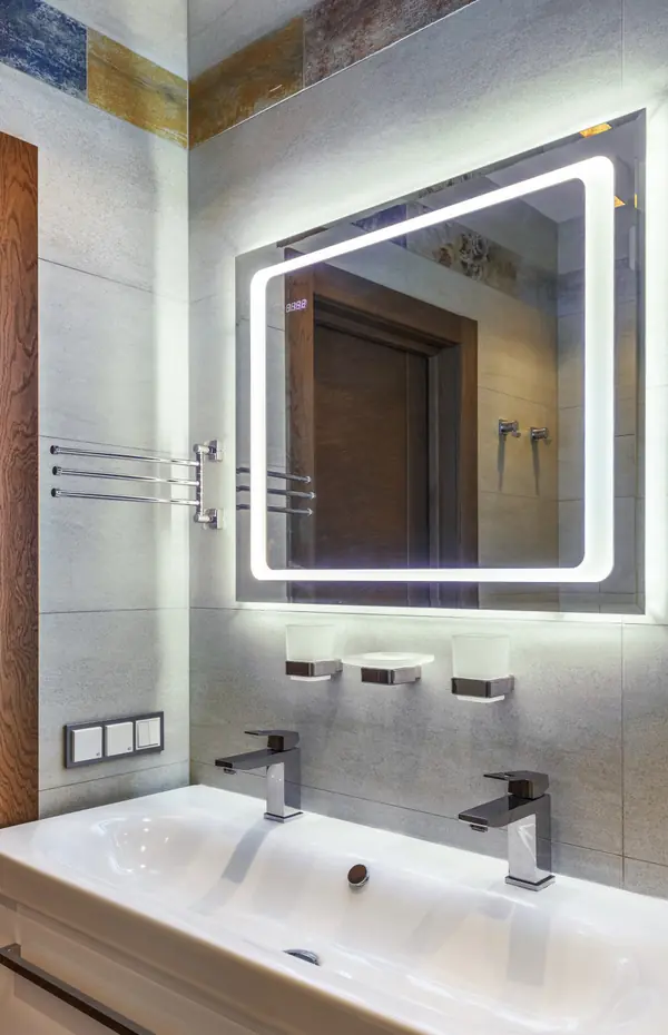 Ванная с плиткой, имитирующей состаренное дерево