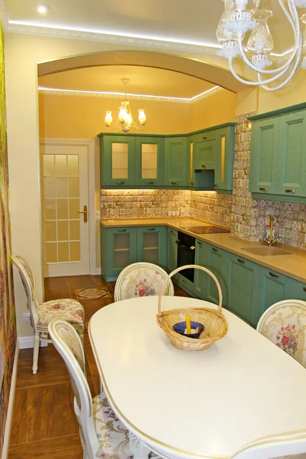 Бирюзовая кухня в средиземноморском стиле