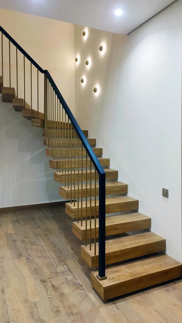 Консольная лестница со ступенями из дуба