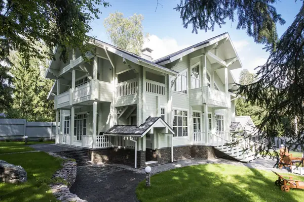 Под одной крышей