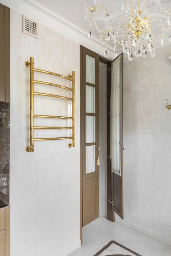 Квартира с зелёной кухней и романтичной ванной