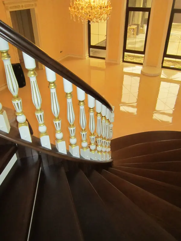 лестница с гнутой балюстрадой