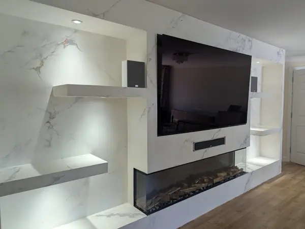 Акцентная стена с эффектом белого мрамора: эстетика Nuova Venezia от Italica