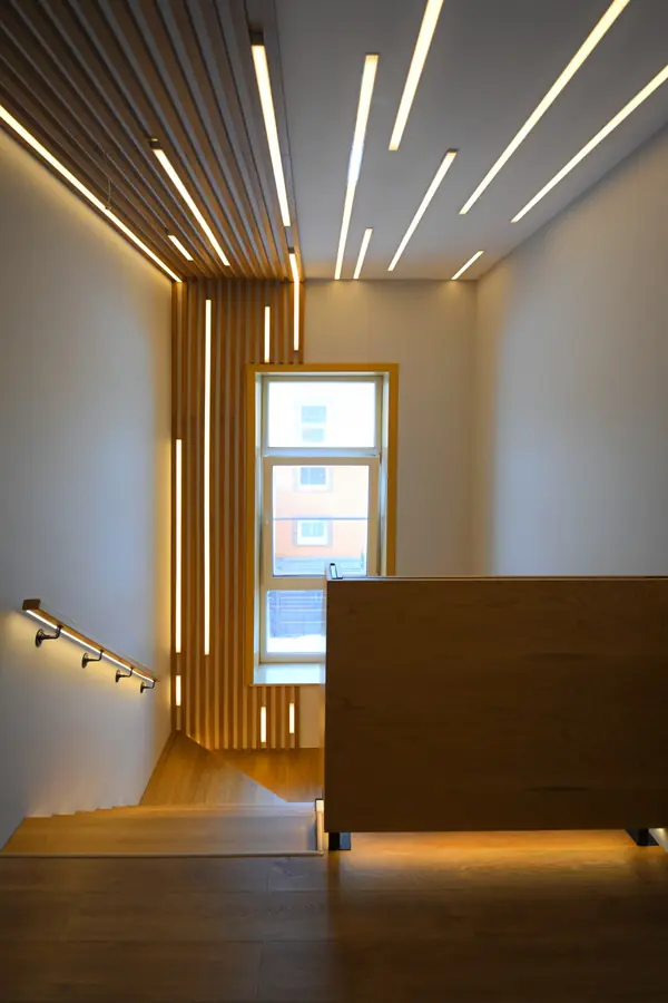 Коттедж в Чукреевке с природными фресками и рейками с подсветкой