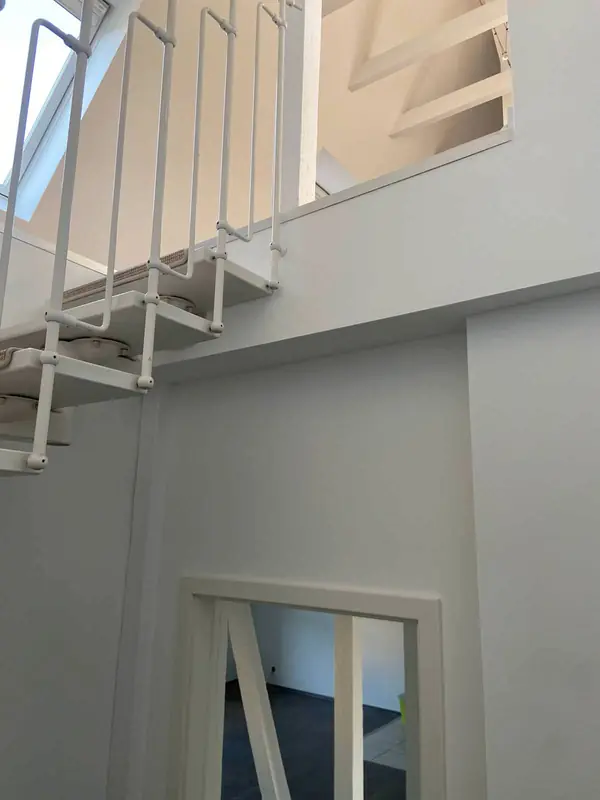 Лестница в квартире (BauBuche и элементы с эффектом необработанной стали)