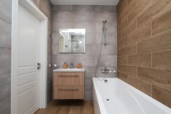 Квартира в современном стиле с яркими цветовыми акцентами.