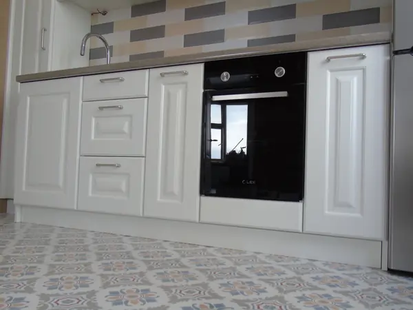 Белая кухня в квартире в Красногорске для заслуженного артиста России