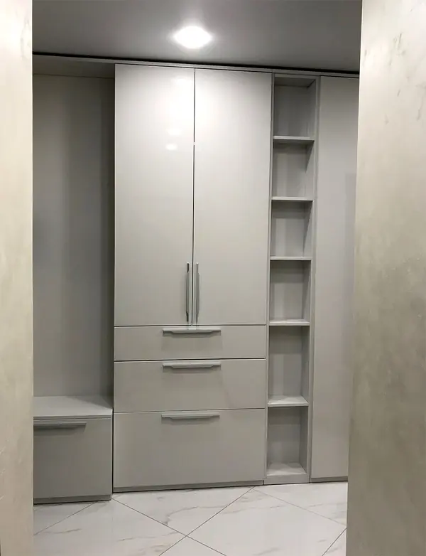 Глянцевый шкаф для прихожей