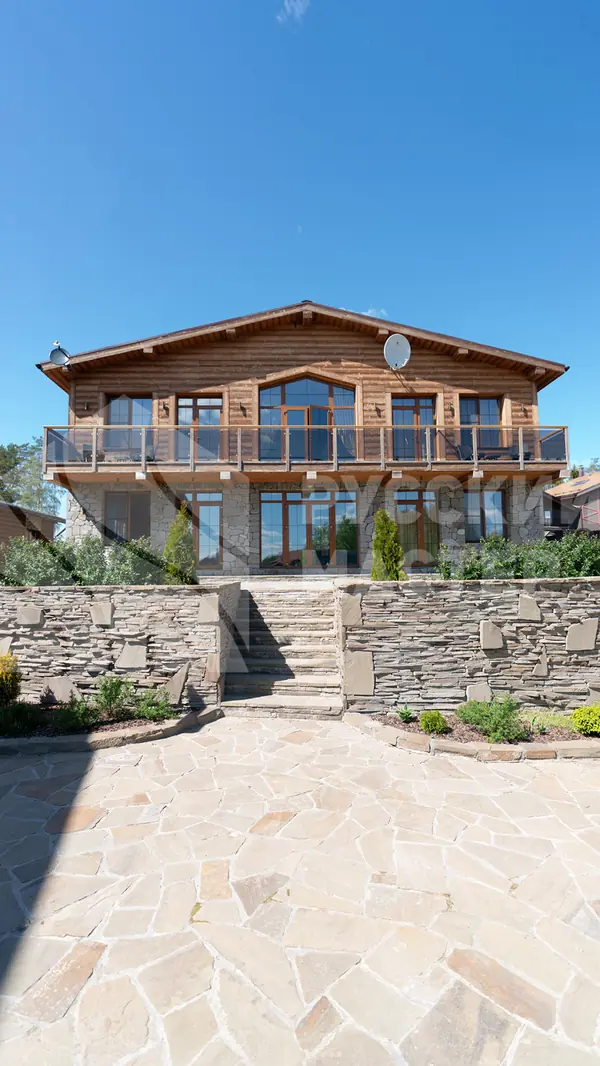 Дом в стиле шале на берегу Правдинского озера