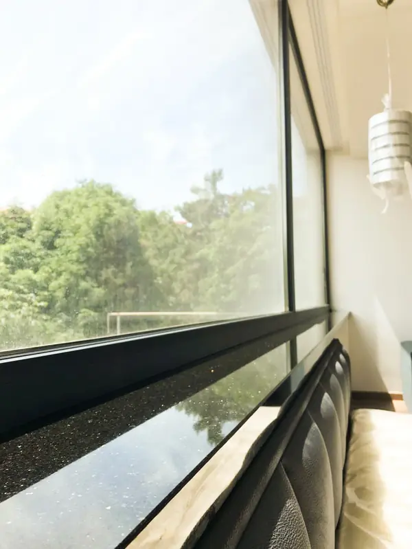 Подоконники и балконные перила из гранита Black Galaxy