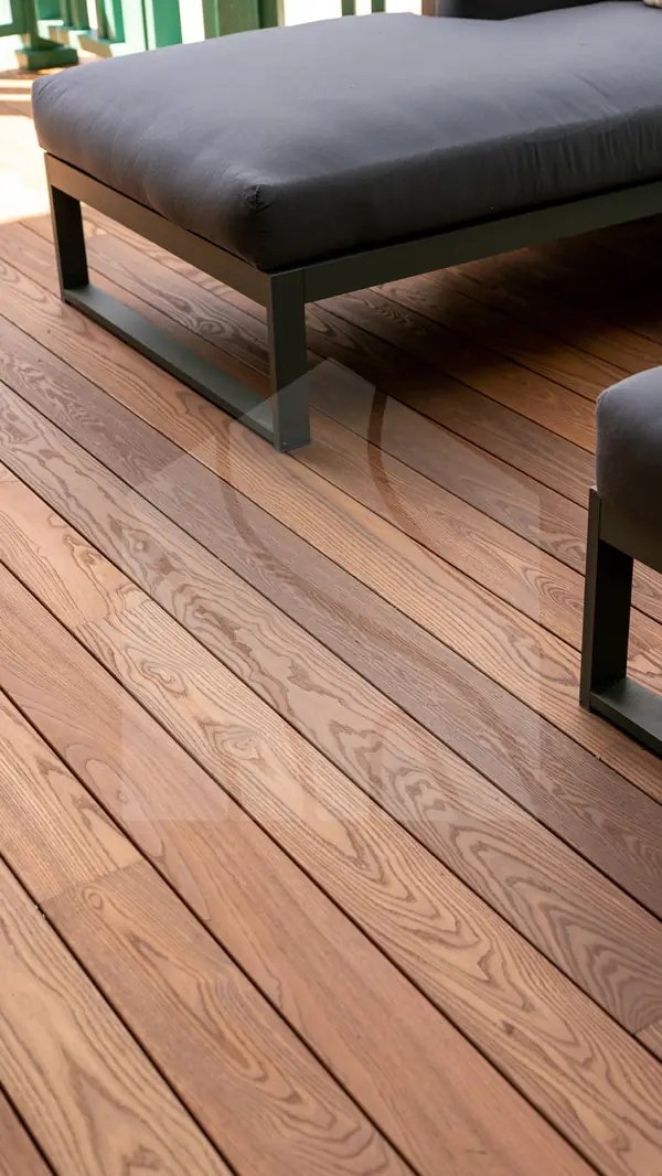 Терраса из термоясеня для загородного дома