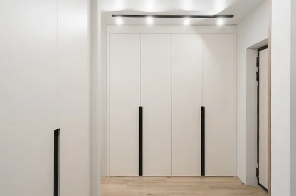 Белый встроенный шкаф в потолок в коридор