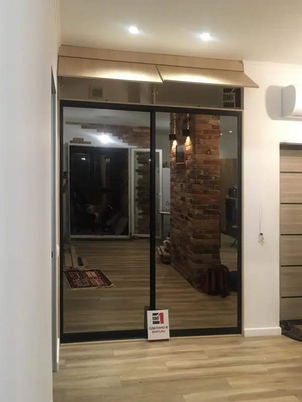 Стеклянный шкаф-купе для прихожей с антресолью