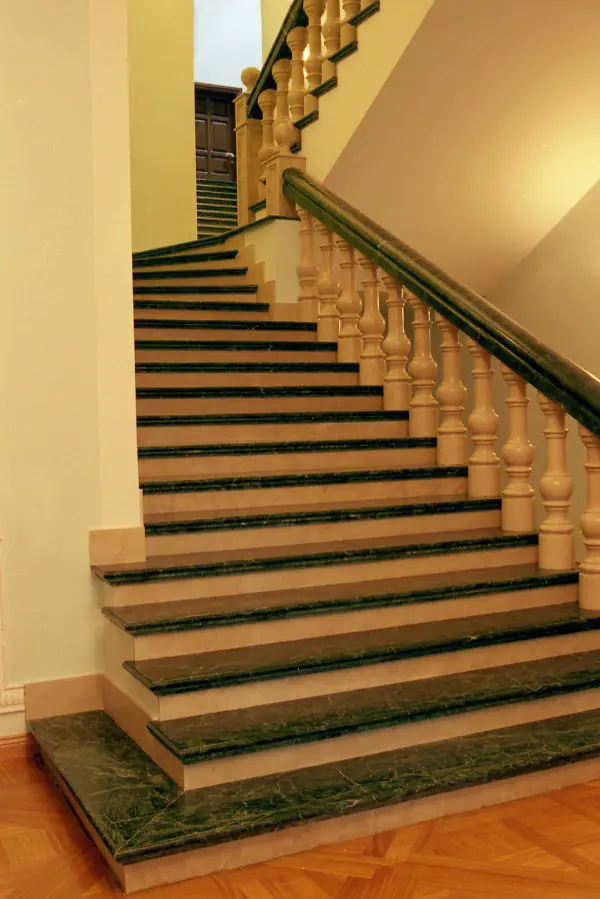 КРЫЛЬЦО И ИНТЕРЬЕР ЗАГОРОДНОЙ ВИЛЛЫ.