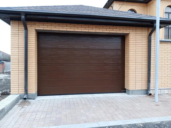 Немецкие гаражные секционные ворота Hormann 3000*2250 Поверхность Woodgrain M-го