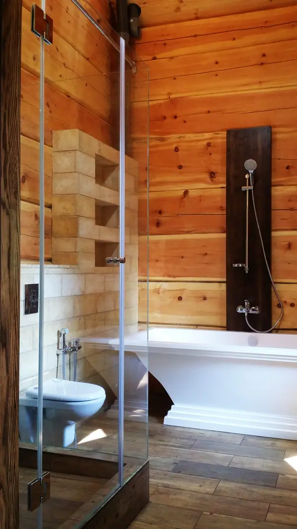 Калачево. Стеклянные ограждения в ванных комнатах