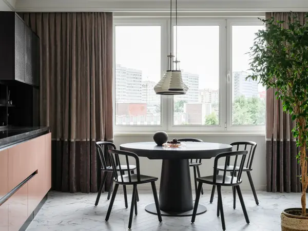 Французское настроение и мотивы шинуазри: семейная квартира