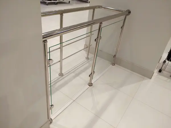 Нержавеющее ограждение со стеклом