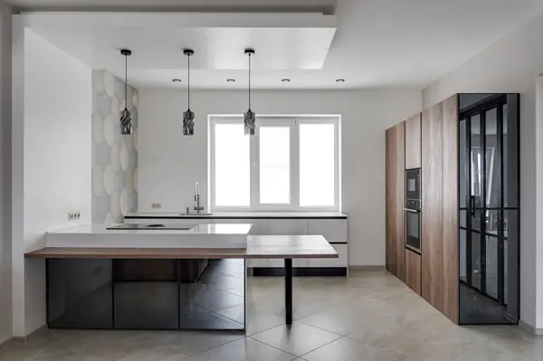 Кухня в современном стиле для загородного дома