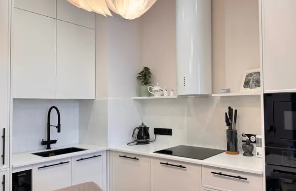 Кухня во французском стиле в светлых тонах