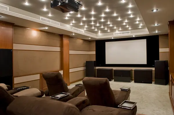 Интерьер домашнего кинотеатра. Резиденция Монолит