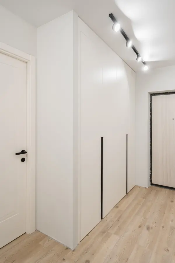 Белый встроенный шкаф в потолок в коридор