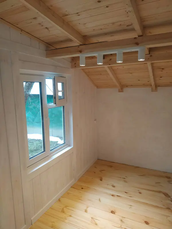 Пристройка прихожей к старому дому в деревне