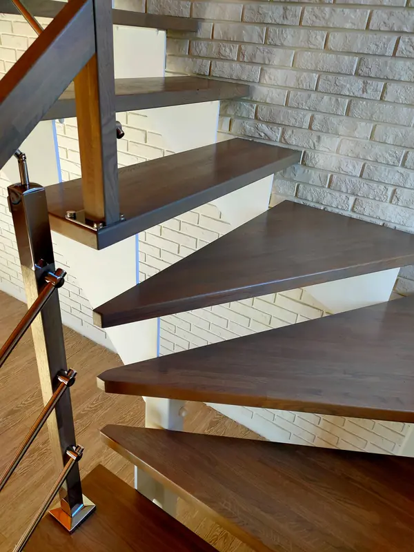 Лестница на "косоурах" с дубовыми ступенями