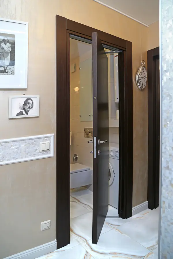 Дверь в ванную комнату