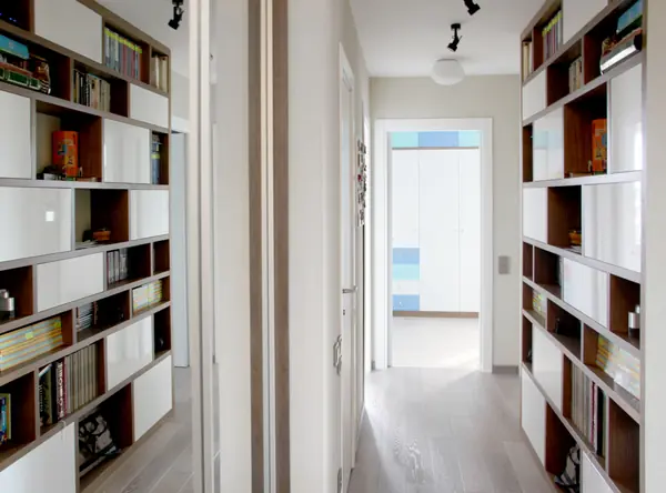 Фото реализованного объекта. Квартира «В». вид из прихожей. виден шкаф детской к