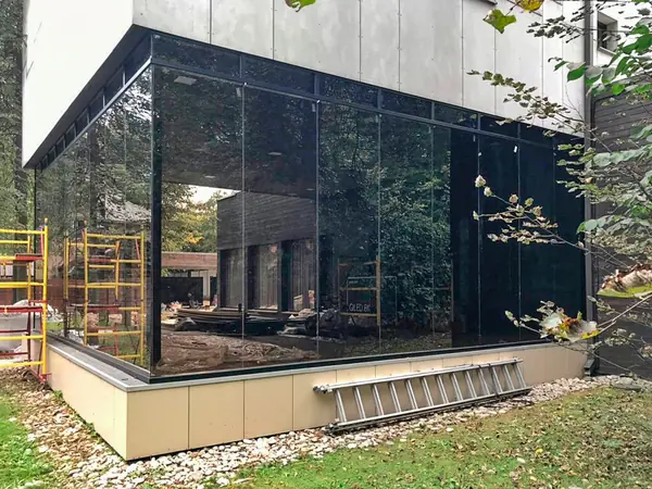 Безрамное остекление веранды и стеклянное ограждение на крыше.