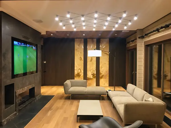 Телевизор за стеклом с камином