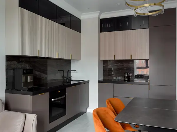 Зона готовки с комбинированной отделкой фасадов