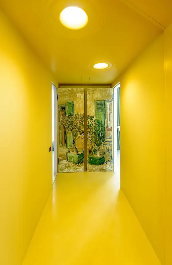 Интерьер с жёлтым