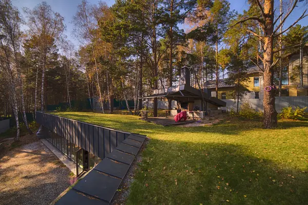 дом встроен в холм