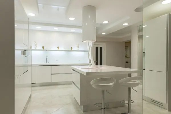 белая кухня с островом