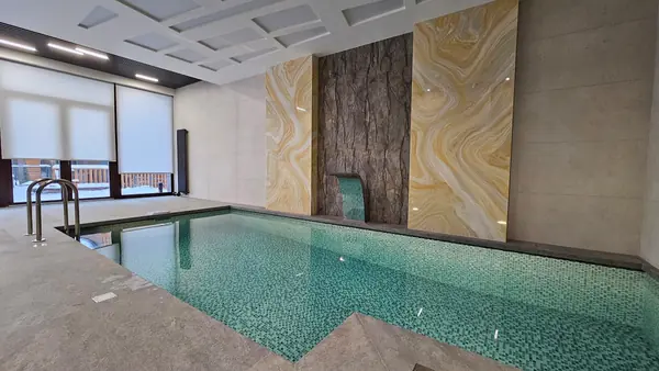 Бассейн в загородном доме