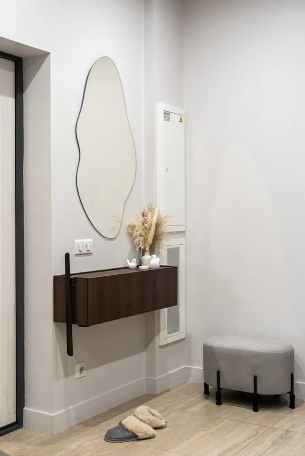 Городская квартира с продуманным дизайном и камином в ТВ тумбе