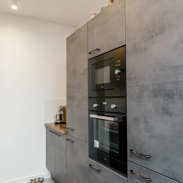 Кухня под бетон с оригинальной барной стойкой