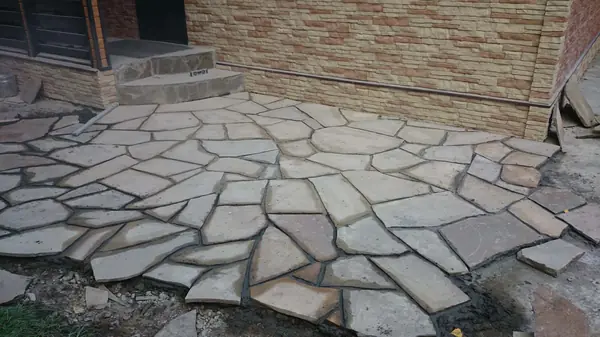 Реконструкция площадки перед домом. Укладка новой площадки из натурального камня