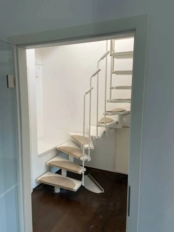 Лестница в квартире (BauBuche и элементы с эффектом необработанной стали)